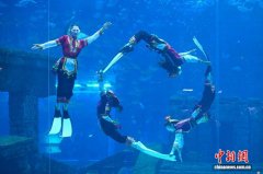 （新春走基层）云南昆明：花腰彝“人鱼”水下起舞贺新春